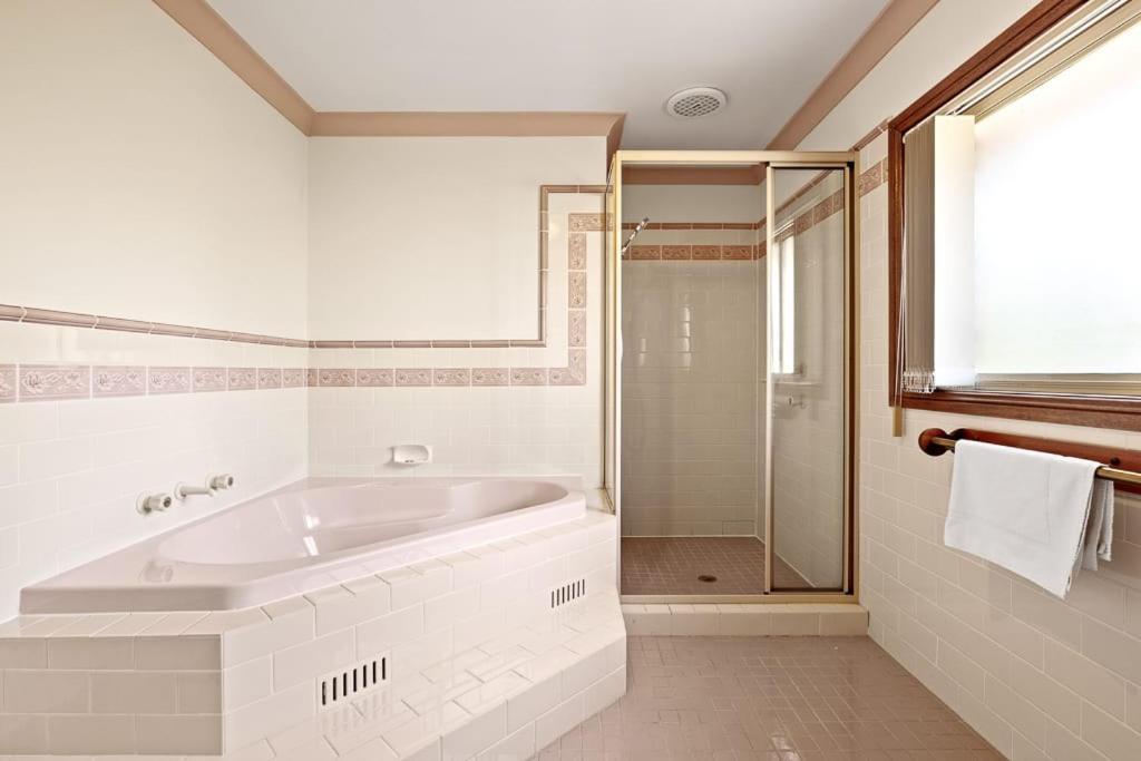 Tranquil Queen Room - Nearby Transport And Stores - Shared Bathroom Pymble Exterior foto